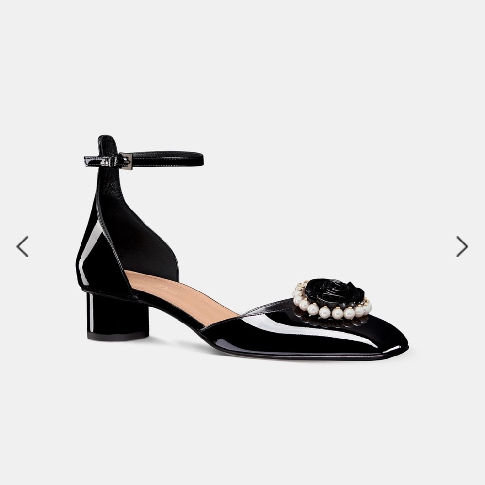 DIOR ROSE PUMP
Black Patent Calfskin and White Resin Pearls